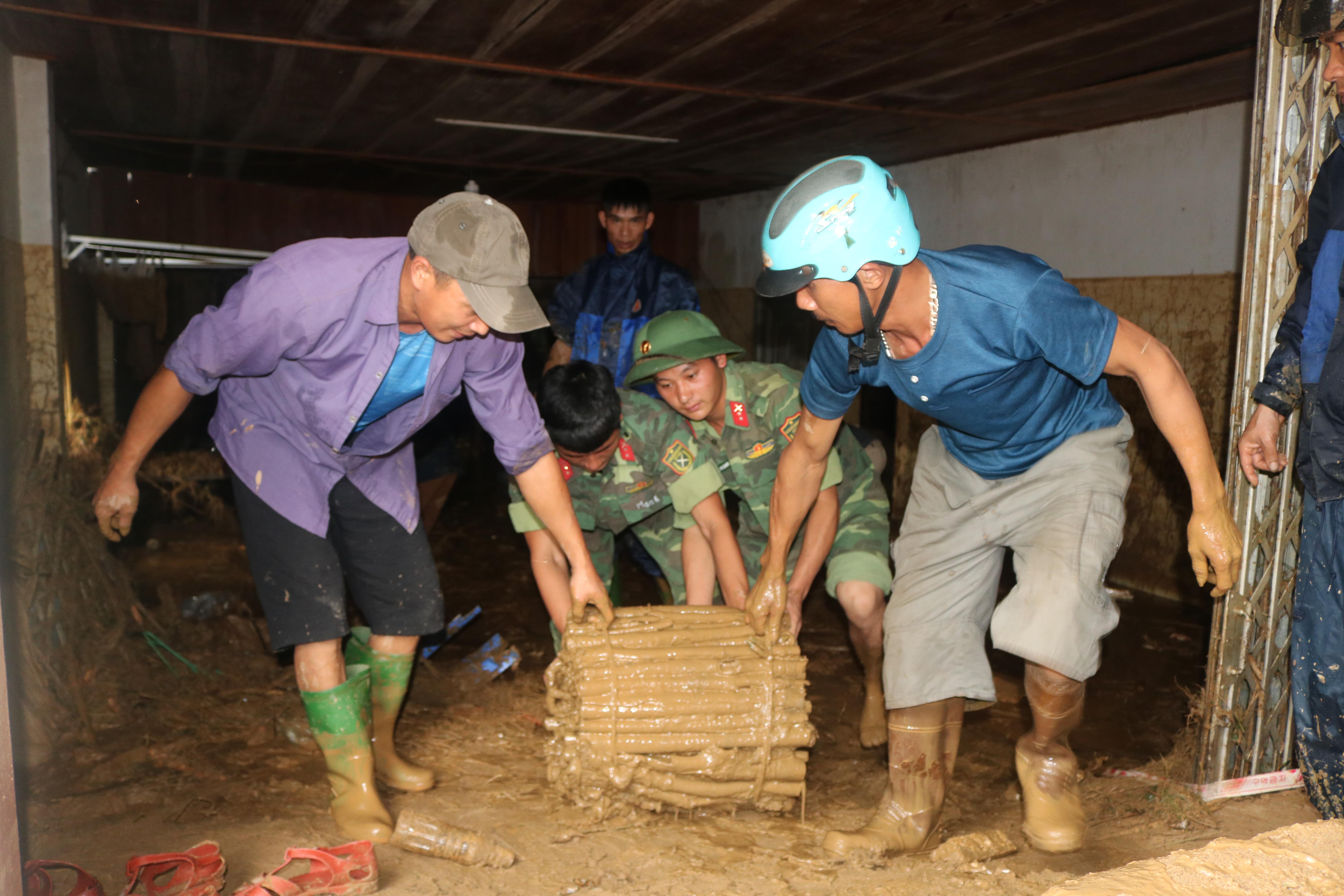 Màu áo xanh trong mênh mông nước lũ